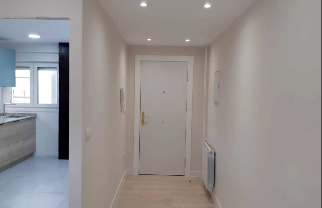 Installation des portes dans un appartement à Vitoria