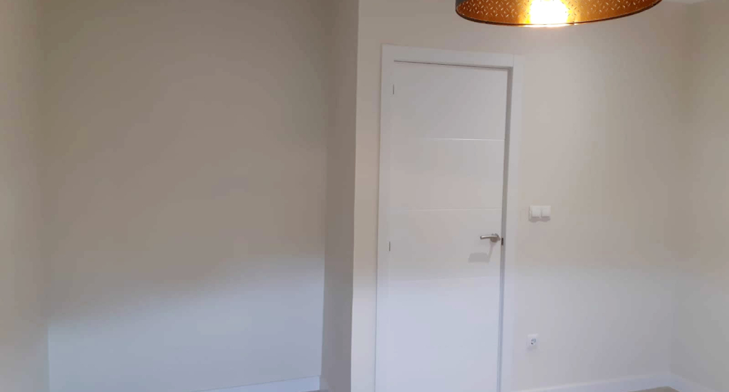 Installation des portes dans un appartement à Vitoria