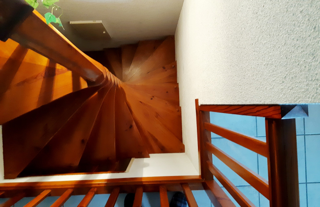 Custom fabrication and assembly of spiral staircase in a duplex in Hendaye