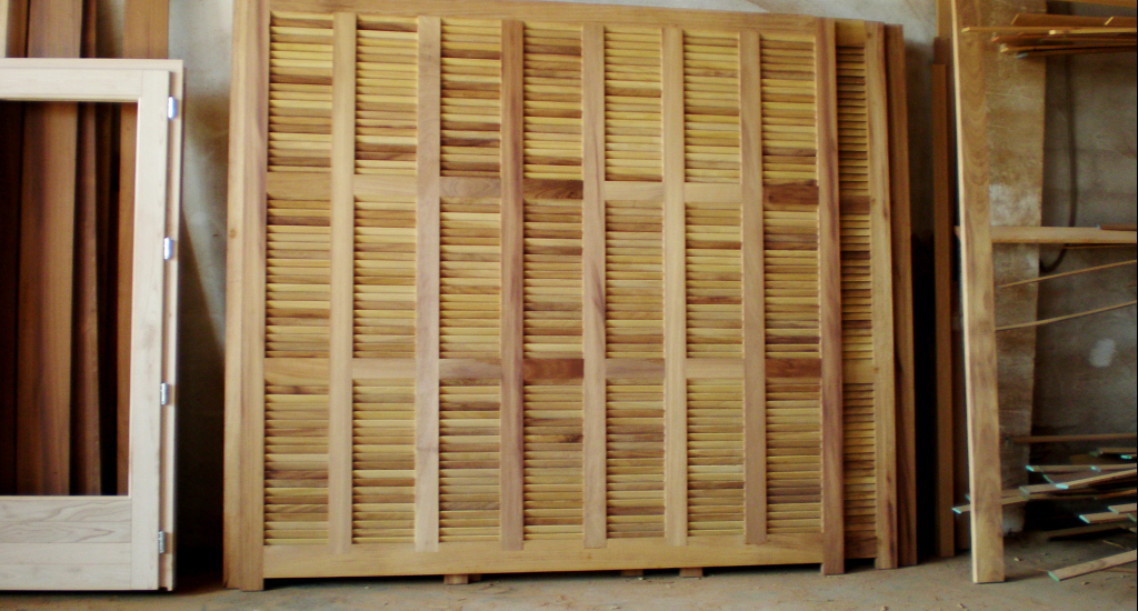 Fabrication sur mesure et pose de volets aveugles en bois massif, type model américain