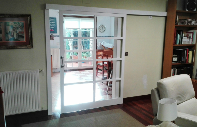 Custom fabrication and installation of wooden doors for indoor spaces. Personalized.