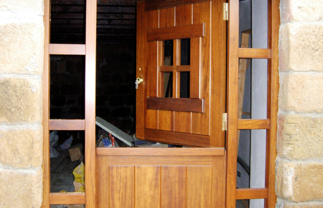 Fabricación a medida e instalación de puertas exteriores.