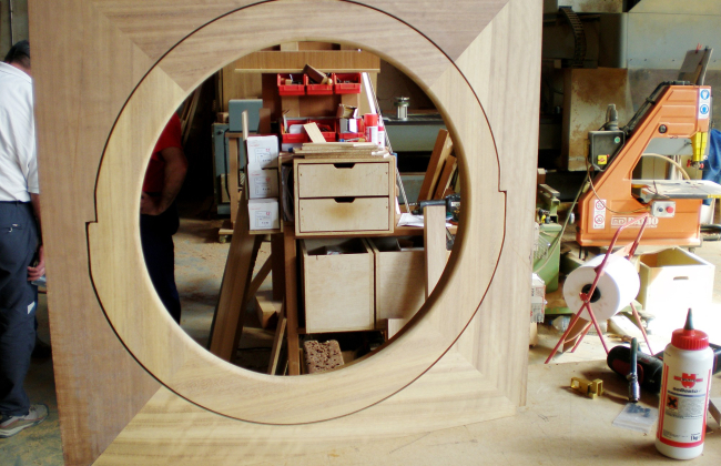 Fabrication et pose des fenêtres en bois massif circulaires pivotantes