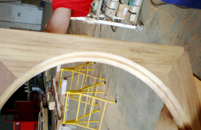 Fabrication et pose des fenêtres en bois massif circulaires pivotantes