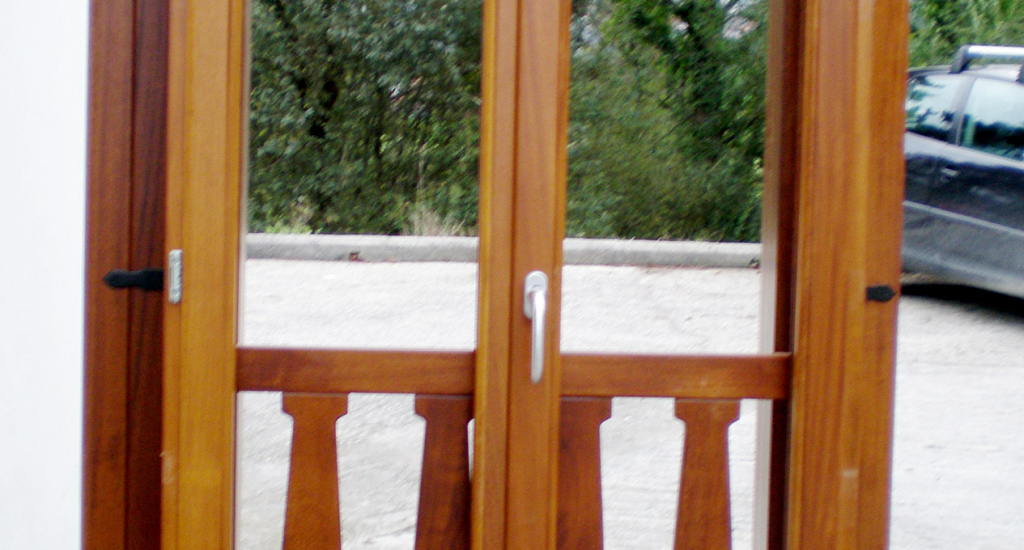 Fenêtres en bois avec balcons