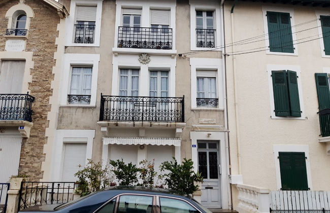 Windows and façade reform in Biarritz. Basque Coast.