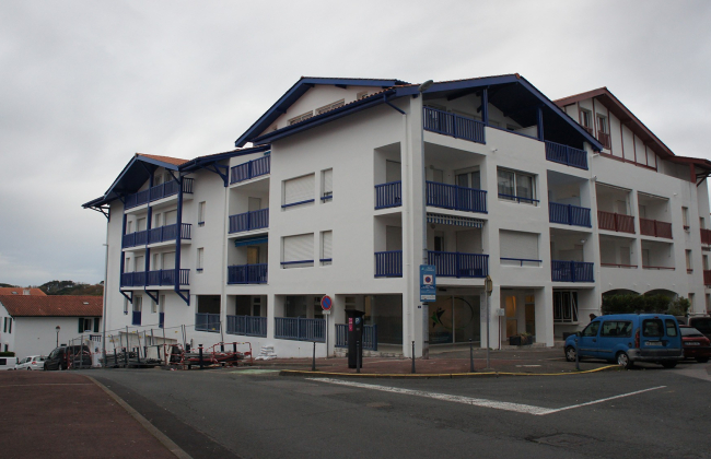 Renovation of a facade in the city center of Hendaye. Basque Country.