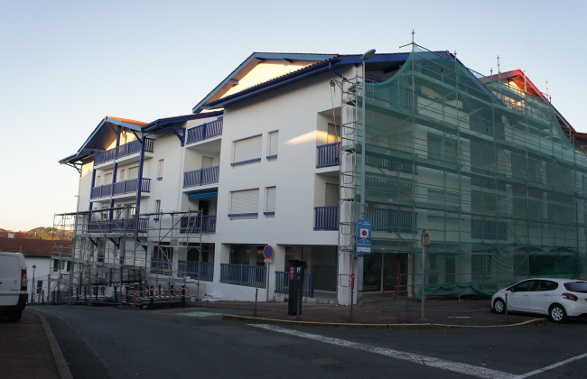 Renovation of a facade in the city center of Hendaye. Basque Country.
